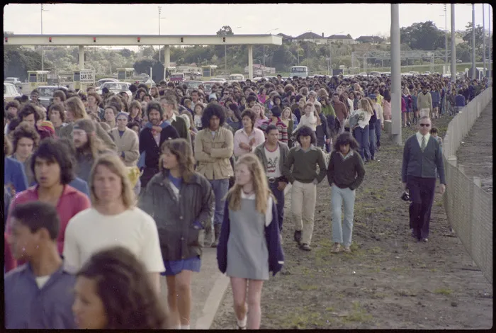 Hīkoi approaching the Harbour Bridge