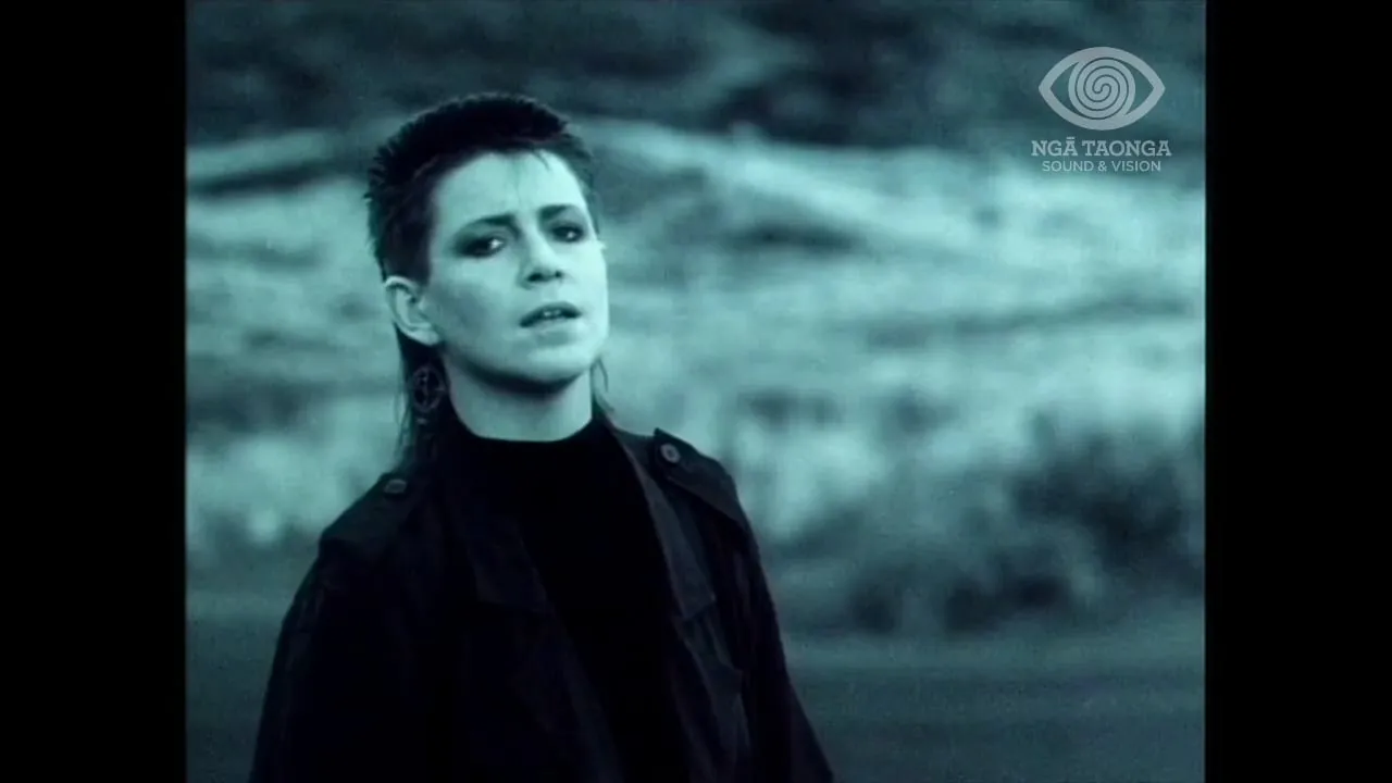 SHONA LAING. (GLAD I’M) NOT A KENNEDY