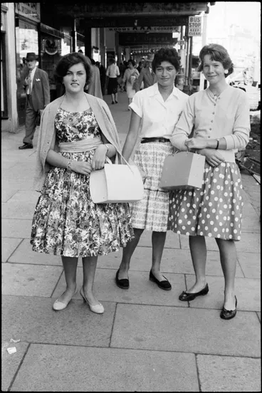Image: Street photo, Queen Street, Auckland, 1960