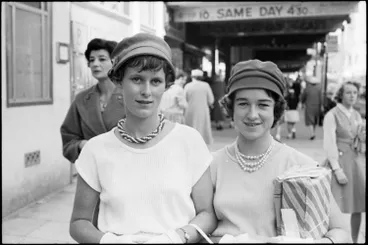 Image: Street photo, Queen Street, Auckland, 1960