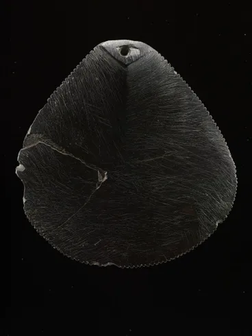 Image: Mau kakī (pendant - amulet)