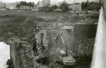 Image: Ewen gateway construction: (12) Demolition of old bridge pillars