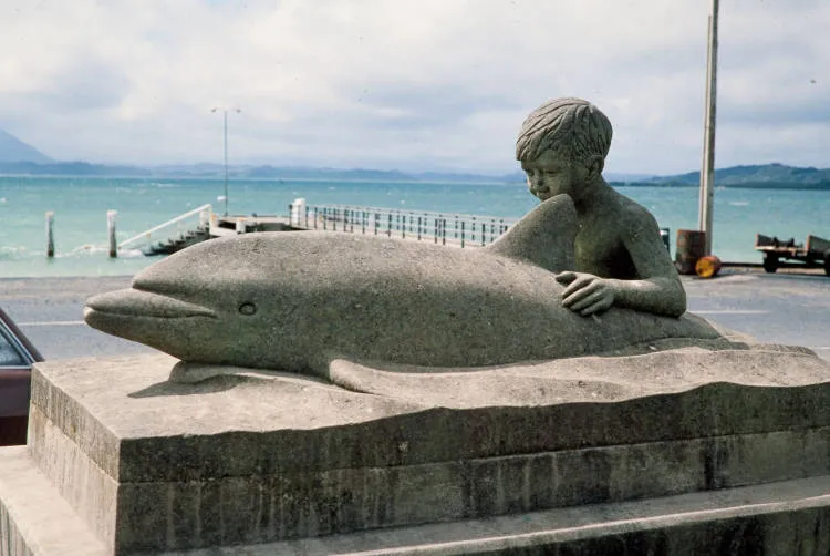 Statue of Opo the dolphin, Opononi