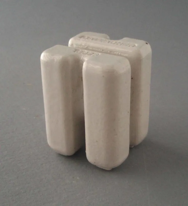 Electric fence insulator