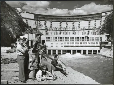 Image: Maraetai arch dam and powerhouse, Waikato River