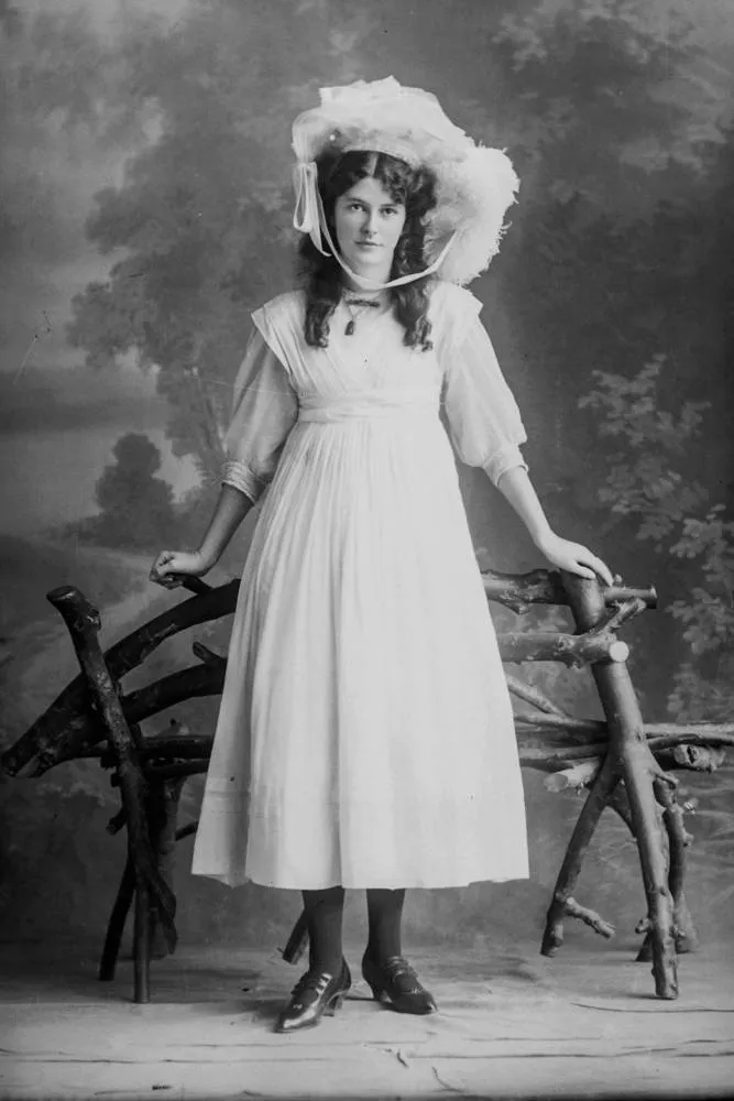 Miss F Adams, 1909