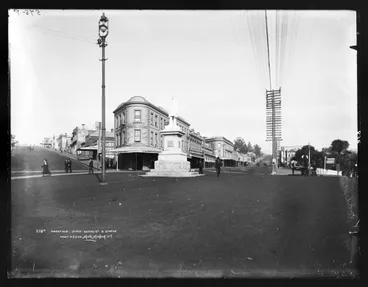 Image: Wakefield, upper Queen Street and statue