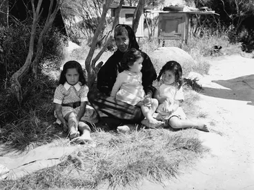 Image: Undentified Maori woman and children