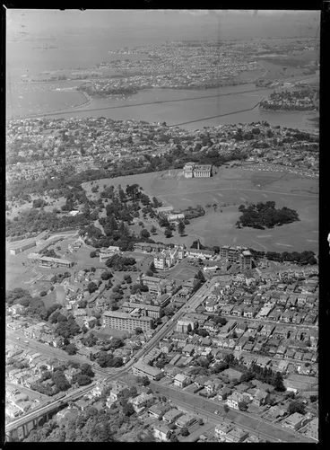 Image: Auckland scene, including Auckland hopital, Auckland Domain and War Memorial Museum