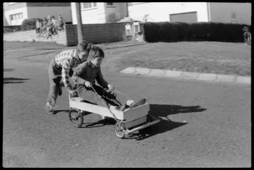Image: Greerton Speedsters: Orange Festival trolley derby