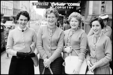 Image: Street photo, Queen Street, Auckland, 1960