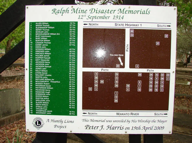 Ralph's Mine disaster memorial, Huntly Cemetery, 2014
