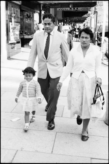 Image: Street photo, Queen Street, Auckland, 1960