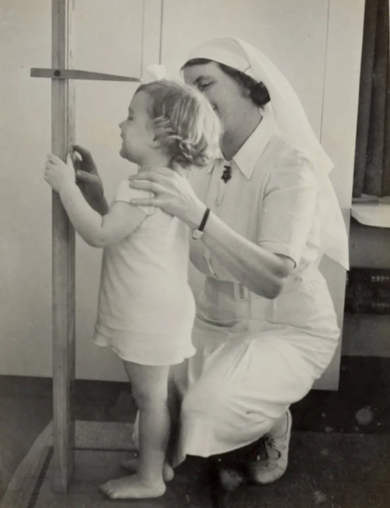 'How tall?' Auckland, 1947.