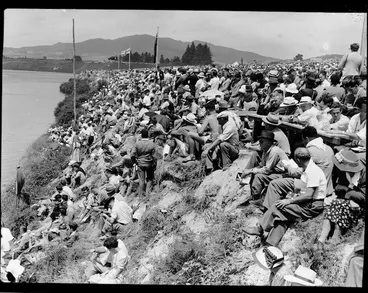 Image: Crowd watching the rowing at 1950 British Empire Games, Lake Karapiro