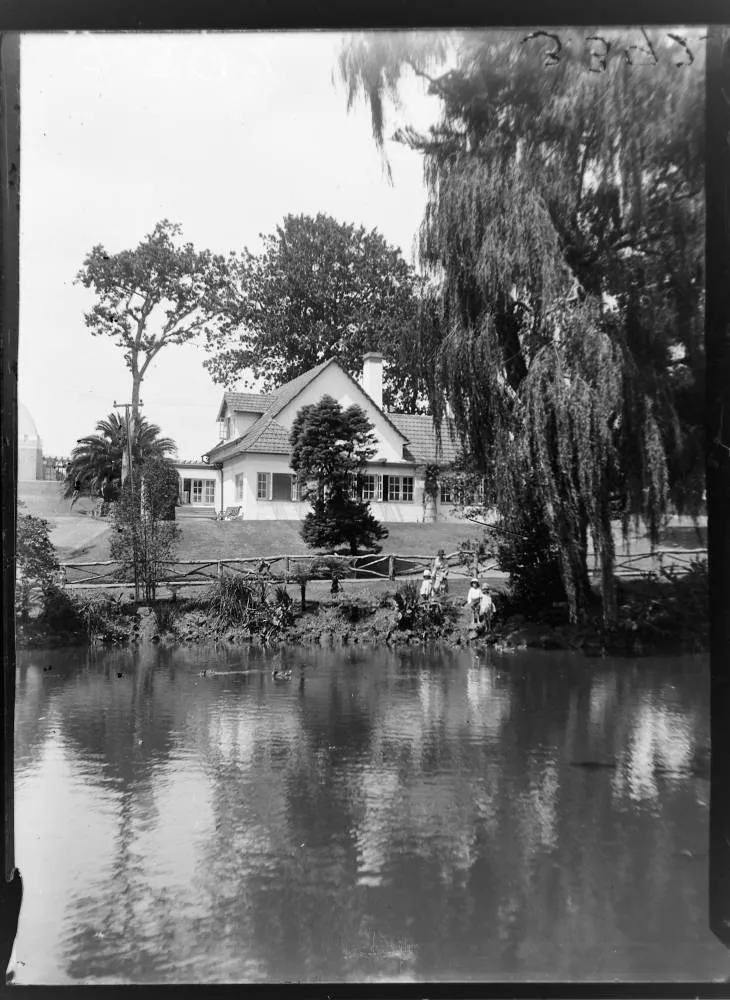 Tea kiosk and pond, Auckland Domain, 1921