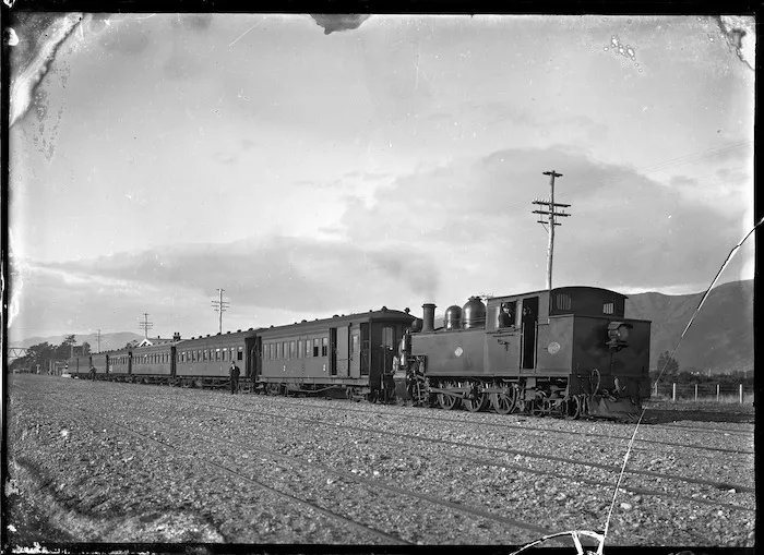 Passenger train with "Ww" class locomotive 673, at an unidentified railway station.