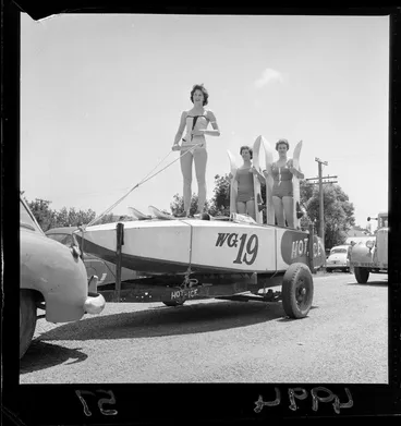 Image: Parade of floats, Paraparaumu