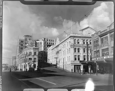Image: Intersection of Customs Street, Beach Road, Fort Street, and Emily Place, Auckland