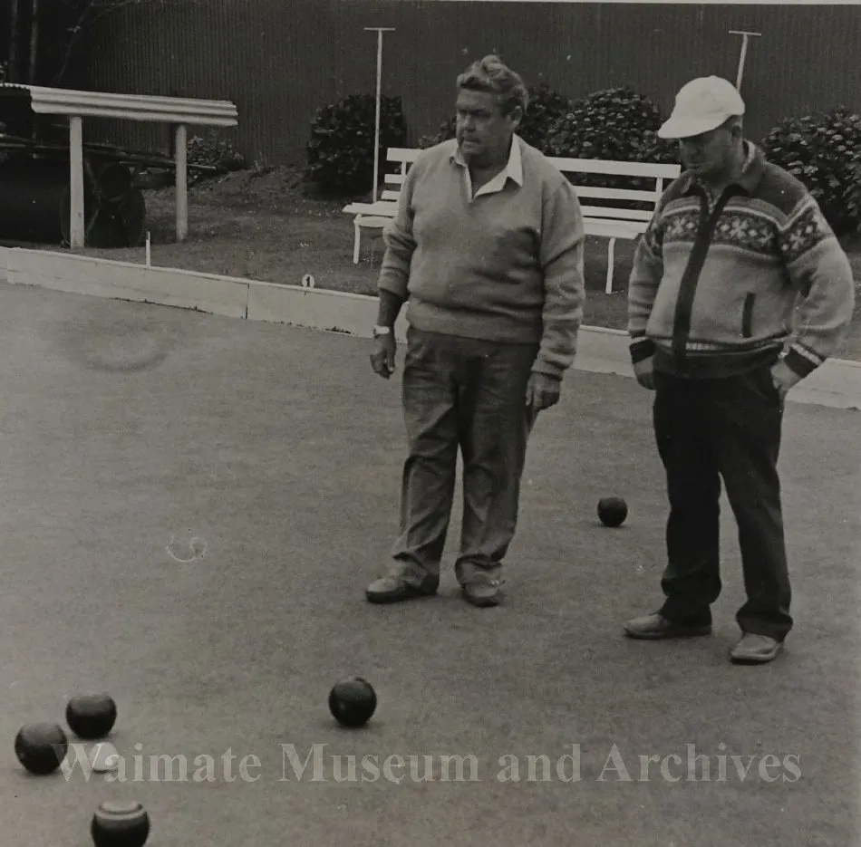 Noel Nicholas and Maurice 'Snow' Weir on bowling green