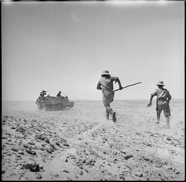 Image: Maori Battalion training in tank hunting, Egypt