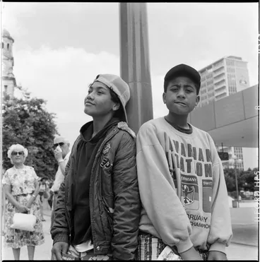 Image: Spectators at the Auckland Racing Club parade, Queen Street, 1989