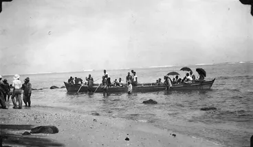Image: Western Samoan fautasi (canoe) being searched during Mau uprising