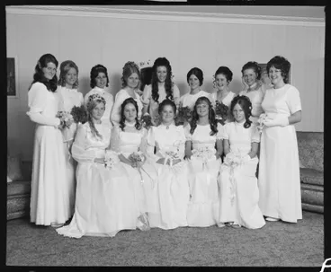 Image: Rahotu Debutante Ball, Group
