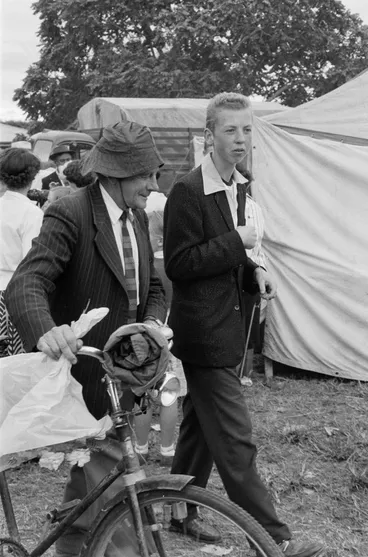 Image: Man and teenage boy with bicycle at Ngaruawahia Regatta