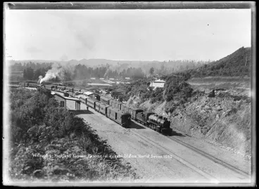 Image: Wellington-Auckland Express passing at Kakahi Station