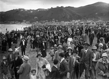 Image: Crowds at Lyall Bay Beach, Wellington