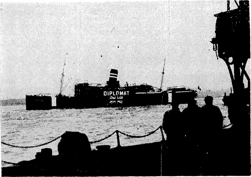 The El Nil arriving at a British port with British nationals, numbering 1100, brought back from, Japan on exchange. Special ■ .arrangements were, made to greet them, and coupons, money, and, food were supplied to them. (Evening Post, 29 December 1942)