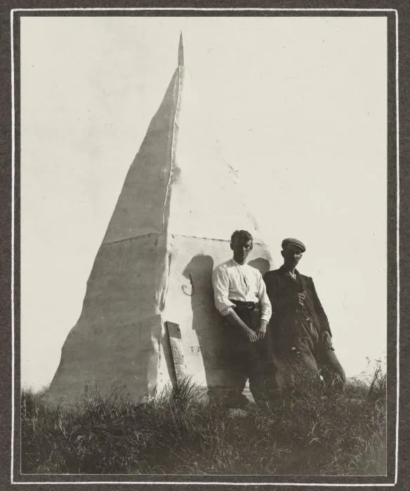 Trig station on Mount Dundas, Tararua Ranges 1911.jpeg
