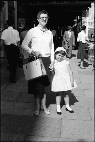 Image: Street photo, Queen Street, Auckland, 1960