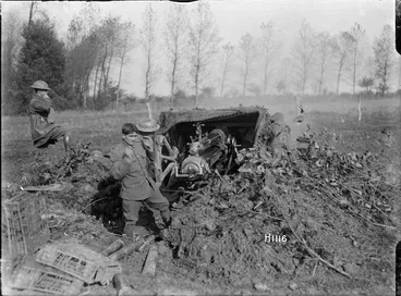 Image: New Zealand forward 18 pounder gun in action, Le Quesnoy, France