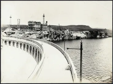 Image: Arapuni hydro-electric power plant, dam in foreground