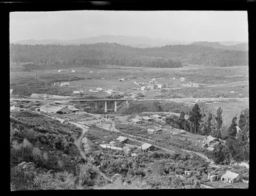 Image: The settlement of Kakahi with the sawmill and rail bridge surrounded by houses with forest covered hills beyond, Manawatu-Whanganui Region