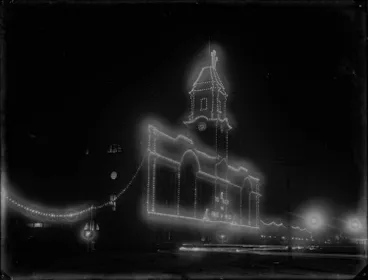 Image: Auckland Ferry building illuminated