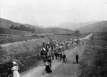 Image: Group on carriages pulled by a traction engine, and cyclists, in Blenheim