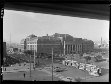 Image: Wellington Railway Station with trams, Wellington