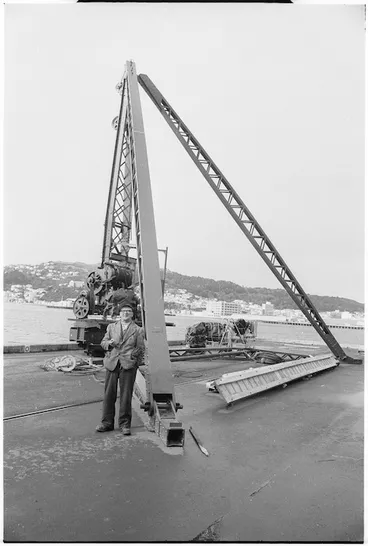 Image: Derrick crane for salvage work on the Wahine wreck, Wellington wharves