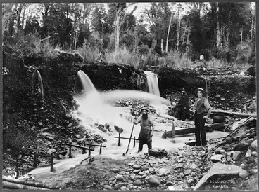 Image: Sluicing for gold, (Kumara, West Coast?)