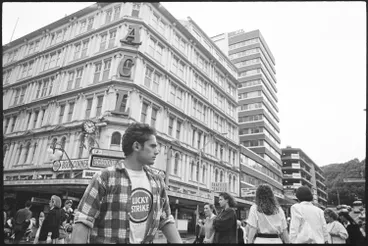 Image: Pedestrians in Queen Street, 1989