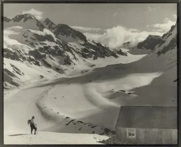 Image: Snow-covered valley in the Southern Alps