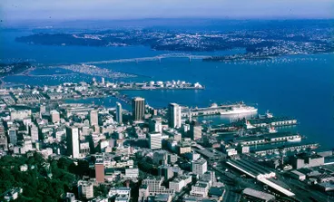 Image: Auckland waterfront and Harbour Bridge, 1982