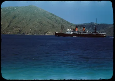 Image: Steamer Tamahine in Cook Strait