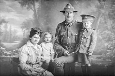 Sergeant Francis and family, 1917 Image: Sergeant Francis and family, 1917