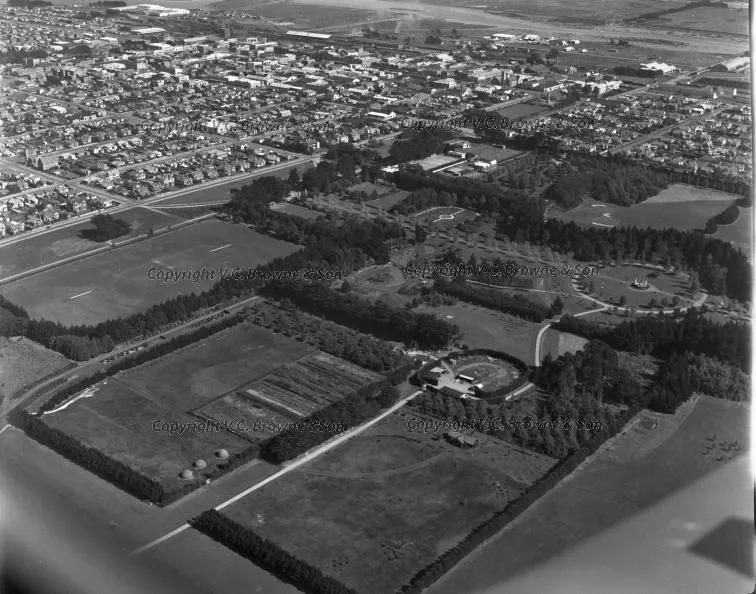 Looking SW over Queens Park to central Invercar... (InW1-47/39)