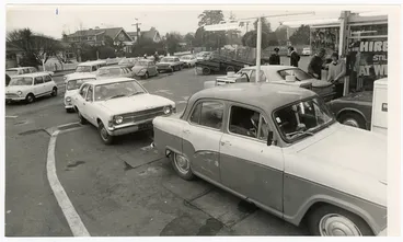 Image: Queue at petrol station