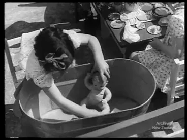 Image: Weekly Review No. 123 (1943)